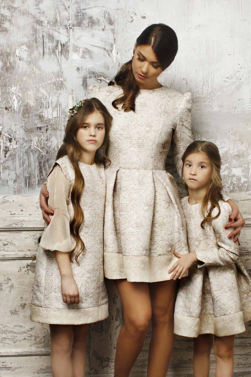 Образ мама и дочка. Муслиновые платья Фэмили лук. Мама и дочка с платьем. Стильная одежда для мамы и Дочки на фотосессию.