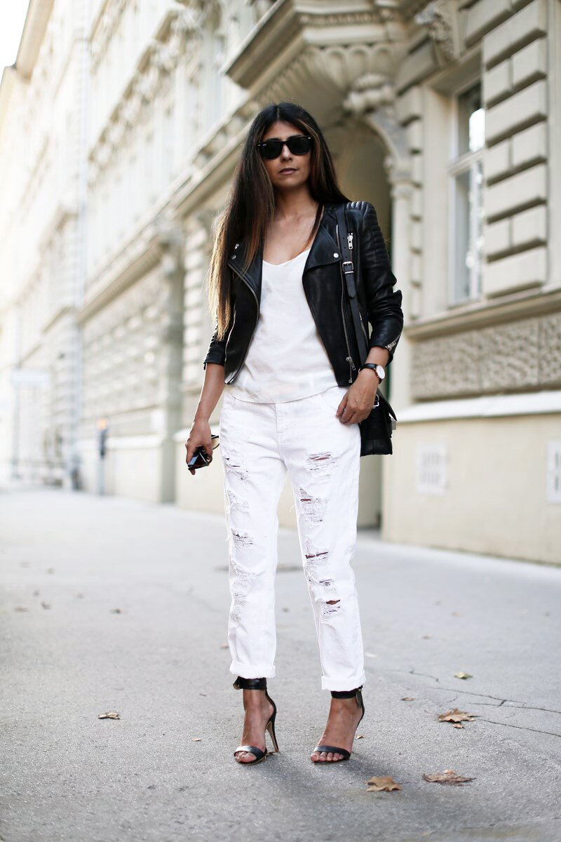 Белые джинсы и черные ботинки