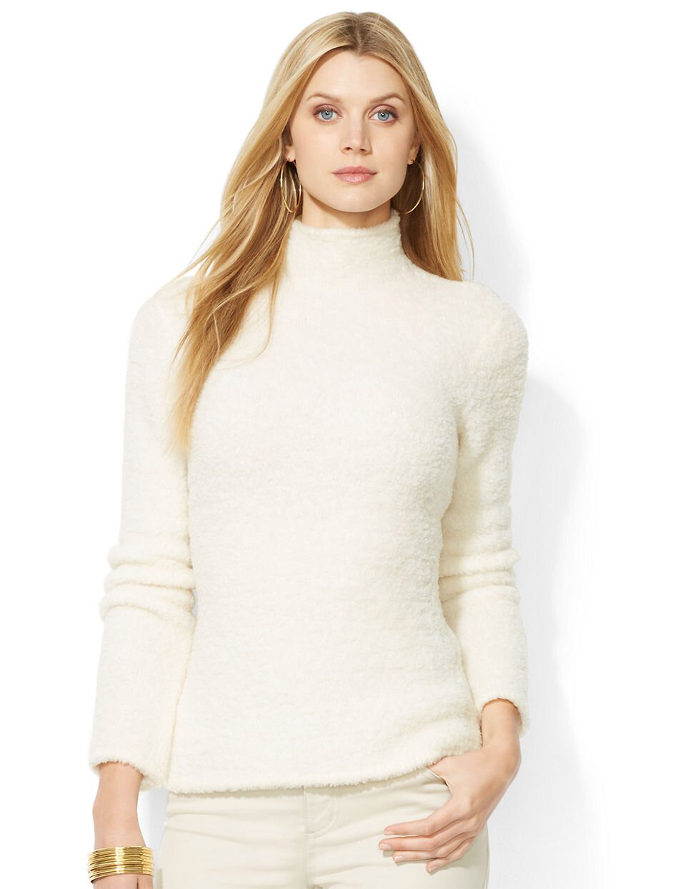 Белый свитер с горлом женский с чем носить